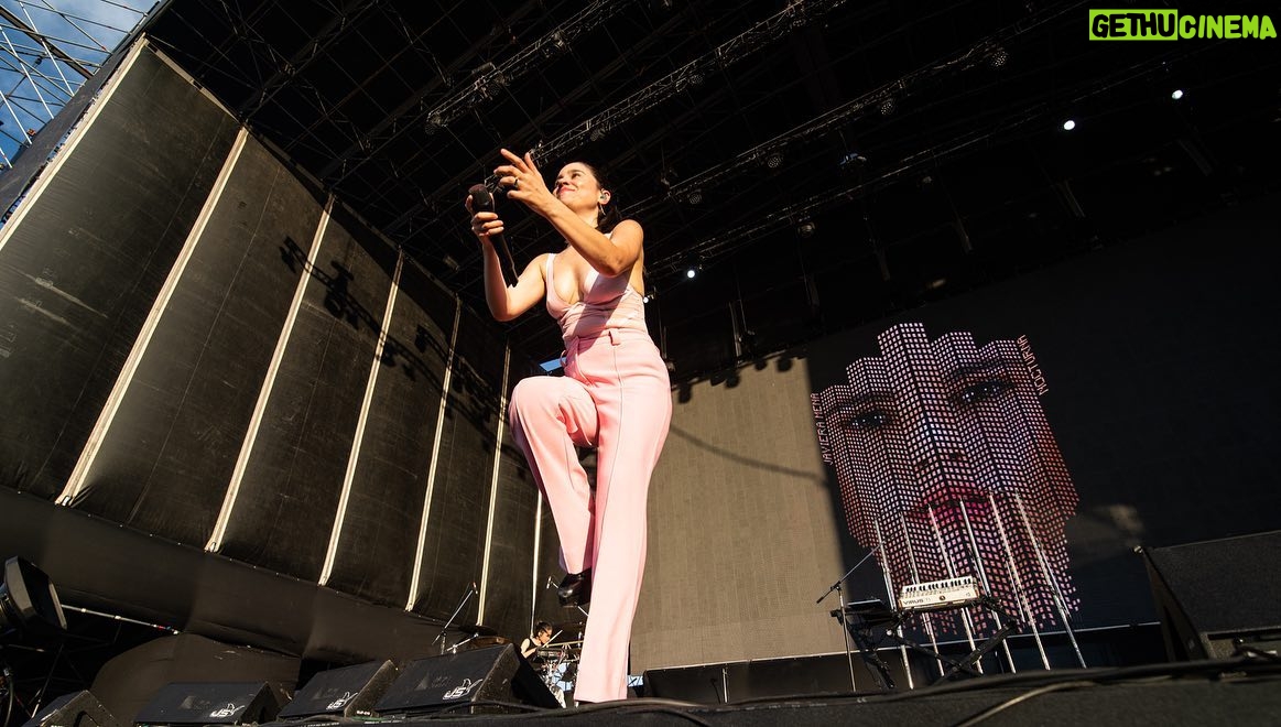Javiera Mena Instagram - ¡Gracias Buenos Aires! ¡Gracias @primaverasoundbuenosaires! Esta vez una NOCTURNA bajo el dorado☀️ ¡Les confieso me quede re manija por tocar más canciones! 😮💨 por eso mismo seguro que volveremos muy pronto!! Les quiero mucho hermanas, y me quedo unos días más aquí disfrutando de cómo brilla el aire 🌬 forever suya 🌹 Javi 🍸🌃