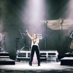 Javiera Mena Instagram – Aún no aterrizo de estos momentos. Gracias por estar 💕🎻

📸 @fotogalvez