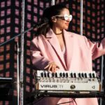 Javiera Mena Instagram – ¡Gracias Buenos Aires! ¡Gracias @primaverasoundbuenosaires! Esta vez una NOCTURNA bajo el dorado☀️ ¡Les confieso me quede re manija por tocar más canciones! 😮‍💨 por eso mismo seguro que volveremos muy pronto!! Les quiero mucho hermanas, y me quedo unos días más aquí disfrutando de cómo brilla el aire 🌬 forever suya 🌹 Javi 🍸🌃