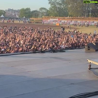 Javiera Mena Instagram - ¡Gracias Buenos Aires! ¡Gracias @primaverasoundbuenosaires! Esta vez una NOCTURNA bajo el dorado☀️ ¡Les confieso me quede re manija por tocar más canciones! 😮💨 por eso mismo seguro que volveremos muy pronto!! Les quiero mucho hermanas, y me quedo unos días más aquí disfrutando de cómo brilla el aire 🌬 forever suya 🌹 Javi 🍸🌃