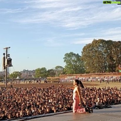 Javiera Mena Instagram - ¡Gracias Buenos Aires! ¡Gracias @primaverasoundbuenosaires! Esta vez una NOCTURNA bajo el dorado☀️ ¡Les confieso me quede re manija por tocar más canciones! 😮💨 por eso mismo seguro que volveremos muy pronto!! Les quiero mucho hermanas, y me quedo unos días más aquí disfrutando de cómo brilla el aire 🌬 forever suya 🌹 Javi 🍸🌃