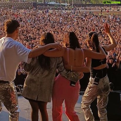 Javiera Mena Instagram - ¡Gracias Buenos Aires! ¡Gracias @primaverasoundbuenosaires! Esta vez una NOCTURNA bajo el dorado☀️ ¡Les confieso me quede re manija por tocar más canciones! 😮💨 por eso mismo seguro que volveremos muy pronto!! Les quiero mucho hermanas, y me quedo unos días más aquí disfrutando de cómo brilla el aire 🌬 forever suya 🌹 Javi 🍸🌃