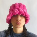 Javiera Mena Instagram - Gracias por expandir con alegría el espíritu LGBTQ 🌈 les adoro como la vaca al toro #foreversafica #pride #lesbianlove 🫶🩷 2 meme @90s.sapphic 🌈