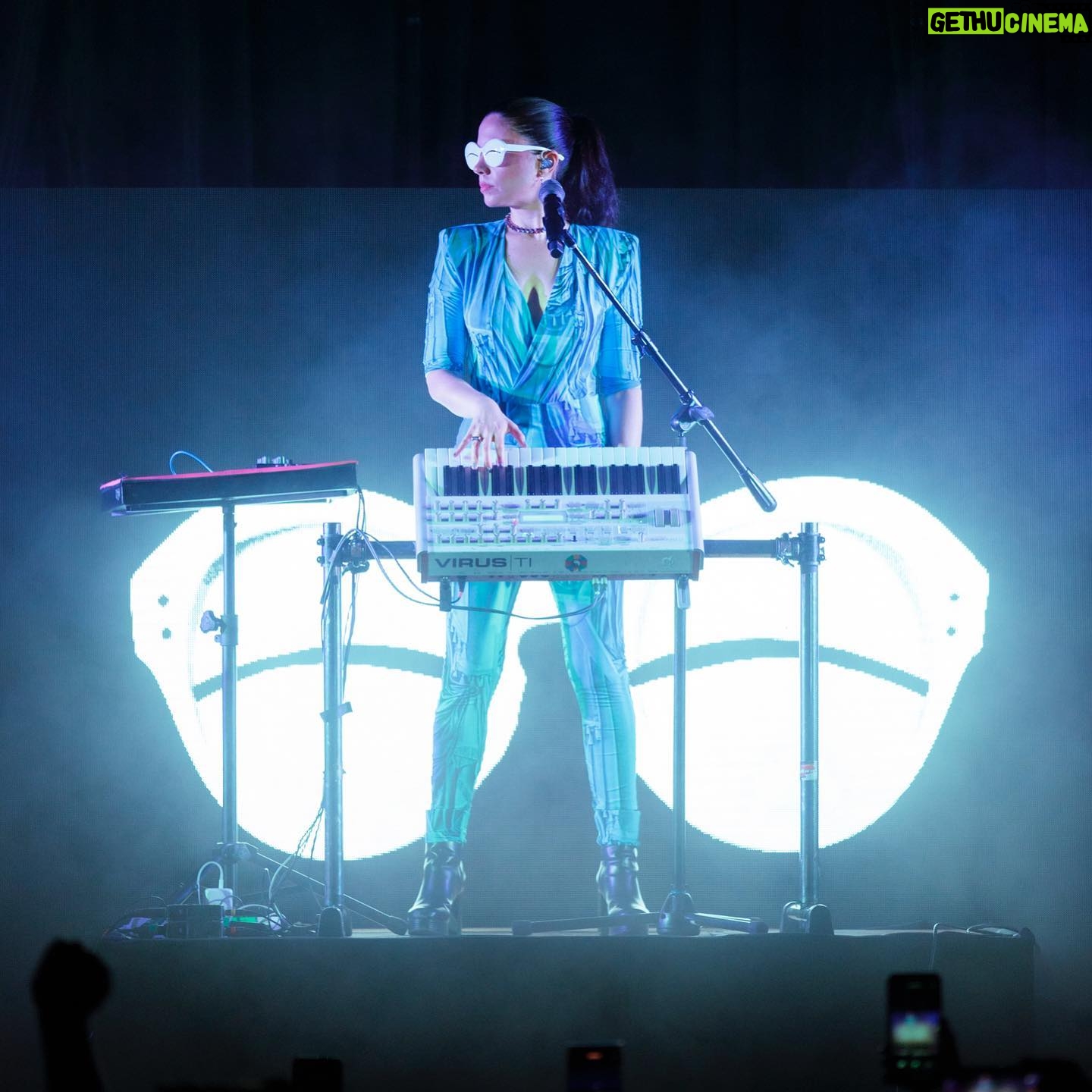 Javiera Mena Instagram - ¡Ciudad de México! 🥲 🇲🇽 Eternamente agradecida de sentir su magia, porque no podía ser mejor celebrar mi cumpleaños aquí con ustedes en el Nocturna Tour 🥂 🎂 📷 @daviddbarajas