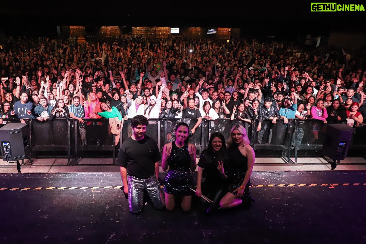 Javiera Mena Instagram - ¡Gracias México de mi alma! 🇲🇽 Espero pronto volver a verles, cantan muy bonito 🥹💗 📷 @edgarsagra