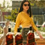 Javiera Mena Instagram – #ad Cuando pienso en Keep Walking, se me viene a la mente la importancia de dar pasos firmes en el tiempo, enriqueciéndote en el camino, apreciando el arte y el contexto alrededor para avanzar con conciencia colectiva. 
#JohnnieWalker #KeepWalking