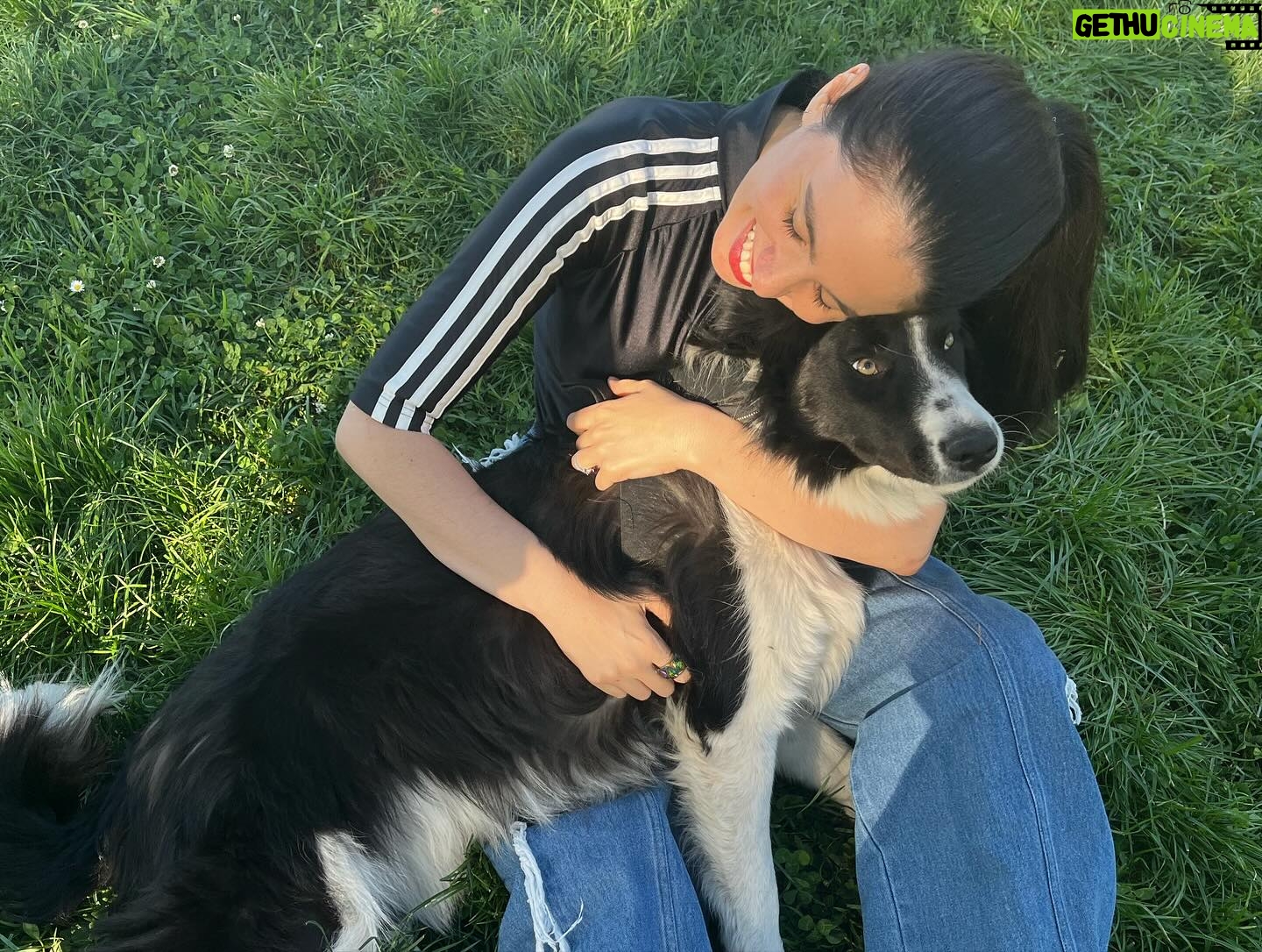 Javiera Mena Instagram - Recargando energía para lo que se viene 🔋 Que lindo poder conectar con las cosas que más me gustan como ir a plaza y conversar con @manolo_one_person mientras paseamos a Roco 🌱 @adidascl #creadoconadidas #simplelife