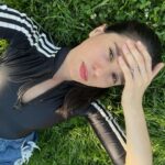 Javiera Mena Instagram - Recargando energía para lo que se viene 🔋 Que lindo poder conectar con las cosas que más me gustan como ir a plaza y conversar con @manolo_one_person mientras paseamos a Roco 🌱 @adidascl #creadoconadidas #simplelife