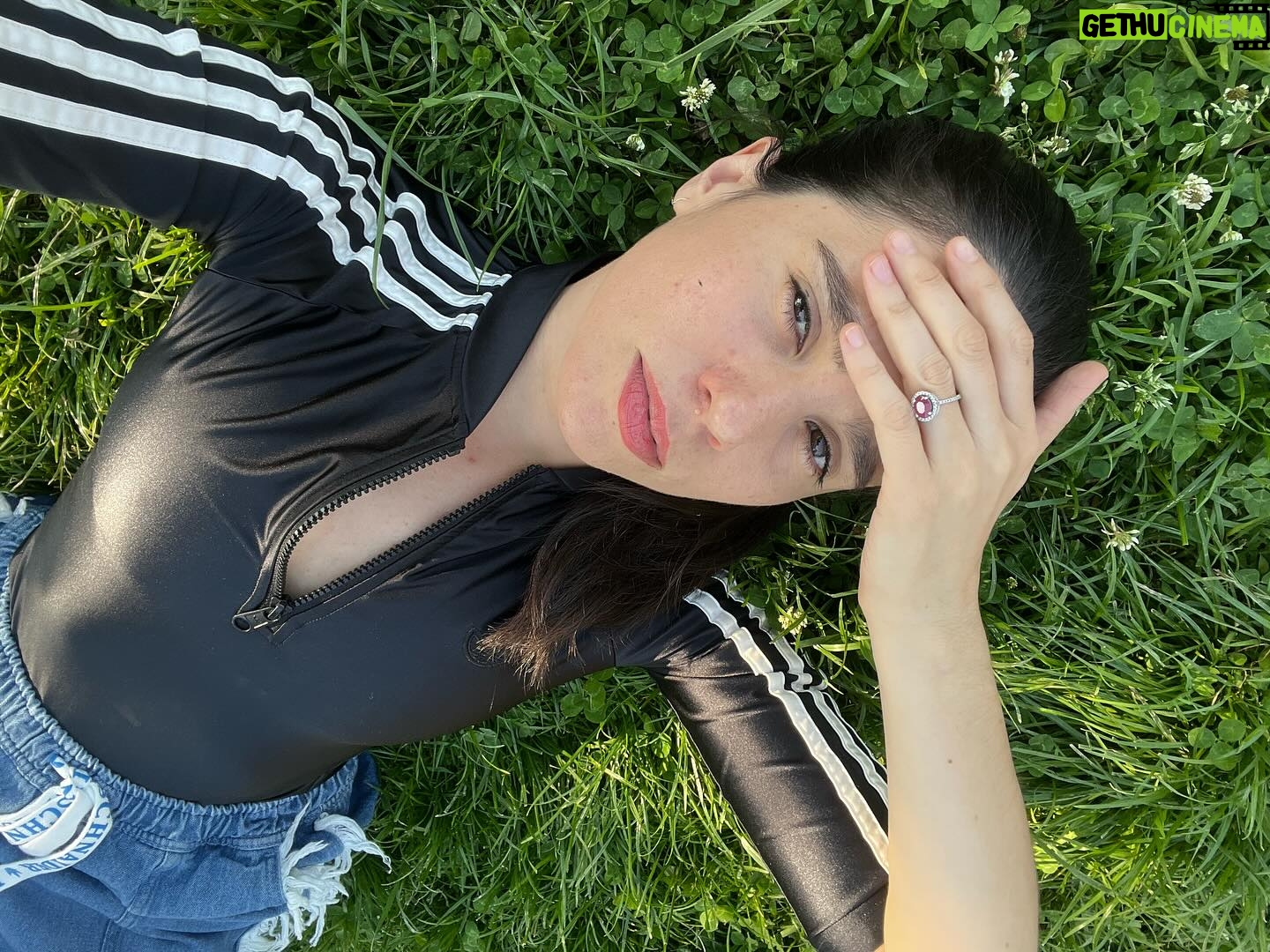 Javiera Mena Instagram - Recargando energía para lo que se viene 🔋 Que lindo poder conectar con las cosas que más me gustan como ir a plaza y conversar con @manolo_one_person mientras paseamos a Roco 🌱 @adidascl #creadoconadidas #simplelife