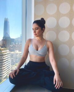 Javiera Mena Instagram - El tiempo pasa pero la esencia se queda… Días contemplativos meditando lo que se viene y con muchas ganas de mostrarles todas las cosas lindas que estoy preparando para los conciertos. Una hermosa sincronía que tiene que ver con el tiempo, es que el Nocturna Tour en México cae el día de mi cumpleaños🎈 (Les dejé el link de entradas en mi Bio) ¡Ganas de verles ahí y que celebremos con un mezcalito!🍶🇲🇽 Con amor Javiera 🪷