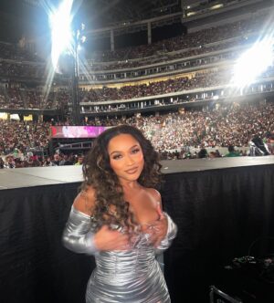 Jaylen Barron Instagram - Im one of one 
Im number one 
Im the only one 

Soaking in the energy. And opening my soul to new experiences, with my best friend @cocojones 💖