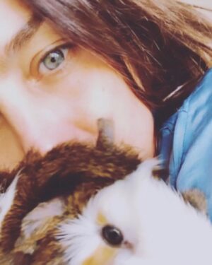 Jazmín Stuart Instagram - Te amo para siempre animalito tan frágil y tan fuerte. Intrépido explorador de patios, jardines y recovecos. Rebelde, chillón, quilombero, sibarita de los tallos, cascaritas, frutas, verduras y alfalfas. Ratoncito mimoso, peluche calentito que me entibiaste los inviernos, tenerte a upa era como mi sueño de niña hecho realidad: un oso en miniatura.
La casa se siente silenciosa sin vos.
Te voy a extrañar mucho, Wasabi de mi corazón.