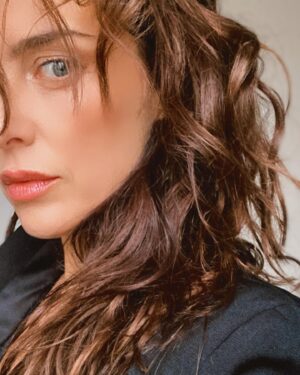 Jazmín Stuart Instagram - Hicimos fotos para @theremakenet con el ojo de @santiturienzo y el make up de @barbararexmakeup. 
Y ya que me veo presentable 😂 en esta suerte de back improvisado , aprovecho para agradecer a personas que adoro y que son aliadas fundamentales desde hace mucho tiempo en mi vida y en mi trabajo ✨
@javierfurgang @coestetico @liliandemarchi @idestudio1 @gabrielvegahair @odontologia_bravo @ohlalanails_beauty 
Les 🧡!