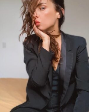 Jazmín Stuart Instagram - Hicimos fotos para @theremakenet con el ojo de @santiturienzo y el make up de @barbararexmakeup. 
Y ya que me veo presentable 😂 en esta suerte de back improvisado , aprovecho para agradecer a personas que adoro y que son aliadas fundamentales desde hace mucho tiempo en mi vida y en mi trabajo ✨
@javierfurgang @coestetico @liliandemarchi @idestudio1 @gabrielvegahair @odontologia_bravo @ohlalanails_beauty 
Les 🧡!