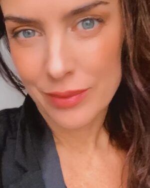 Jazmín Stuart Instagram - Hicimos fotos para @theremakenet con el ojo de @santiturienzo y el make up de @barbararexmakeup. 
Y ya que me veo presentable 😂 en esta suerte de back improvisado , aprovecho para agradecer a personas que adoro y que son aliadas fundamentales desde hace mucho tiempo en mi vida y en mi trabajo ✨
@javierfurgang @coestetico @liliandemarchi @idestudio1 @gabrielvegahair @odontologia_bravo @ohlalanails_beauty 
Les 🧡!