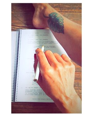 Jazmín Stuart Instagram - El piso frío como escritorio hasta que baje el sol.