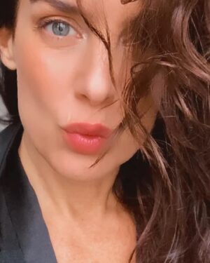 Jazmín Stuart Instagram - Hicimos fotos para @theremakenet con el ojo de @santiturienzo y el make up de @barbararexmakeup. 
Y ya que me veo presentable 😂 en esta suerte de back improvisado , aprovecho para agradecer a personas que adoro y que son aliadas fundamentales desde hace mucho tiempo en mi vida y en mi trabajo ✨
@javierfurgang @coestetico @liliandemarchi @idestudio1 @gabrielvegahair @odontologia_bravo @ohlalanails_beauty 
Les 🧡!