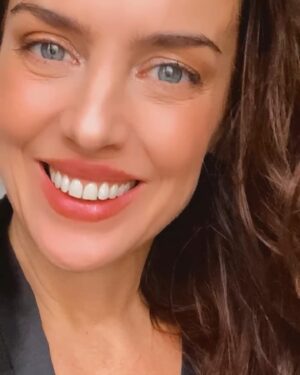 Jazmín Stuart Instagram - Hicimos fotos para @theremakenet con el ojo de @santiturienzo y el make up de @barbararexmakeup. 
Y ya que me veo presentable 😂 en esta suerte de back improvisado , aprovecho para agradecer a personas que adoro y que son aliadas fundamentales desde hace mucho tiempo en mi vida y en mi trabajo ✨
@javierfurgang @coestetico @liliandemarchi @idestudio1 @gabrielvegahair @odontologia_bravo @ohlalanails_beauty 
Les 🧡!