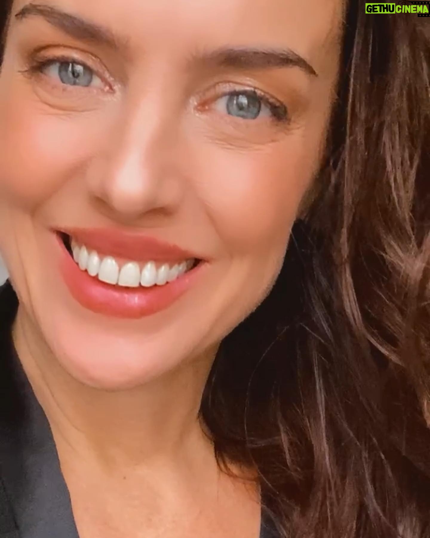 Jazmín Stuart - 3.6K Likes - Hicimos fotos para @theremakenet con el ojo de @santiturienzo y el make up de @barbararexmakeup.
Y ya que me veo presentable 😂 en esta suerte de back improvisado , aprovecho para agradecer a personas que adoro y que son aliadas fundamentales desde hace mucho tiempo en mi vida y en mi trabajo ✨
@javierfurgang @coestetico @liliandemarchi @idestudio1 @gabrielvegahair @odontologia_bravo @ohlalanails_beauty
Les 🧡!