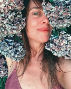 Jazmín Stuart Instagram - Un baño de hortensias azules. Otro de hortensias rosas. La tormenta acercándose. Los tesoros encontrados. La luna saltando el acantilado. Y mi favorito, el mar.