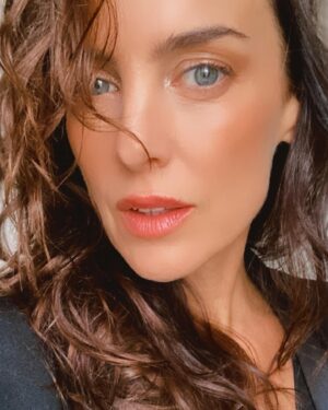Jazmín Stuart Instagram - Hicimos fotos para @theremakenet con el ojo de @santiturienzo y el make up de @barbararexmakeup. 
Y ya que me veo presentable 😂 en esta suerte de back improvisado , aprovecho para agradecer a personas que adoro y que son aliadas fundamentales desde hace mucho tiempo en mi vida y en mi trabajo ✨
@javierfurgang @coestetico @liliandemarchi @idestudio1 @gabrielvegahair @odontologia_bravo @ohlalanails_beauty 
Les 🧡!