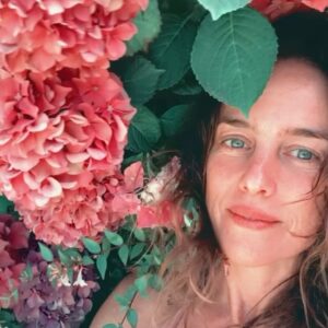 Jazmín Stuart Instagram - Un baño de hortensias azules. Otro de hortensias rosas. La tormenta acercándose. Los tesoros encontrados. La luna saltando el acantilado. Y mi favorito, el mar.