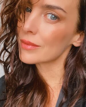 Jazmín Stuart Instagram - Hicimos fotos para @theremakenet con el ojo de @santiturienzo y el make up de @barbararexmakeup. 
Y ya que me veo presentable 😂 en esta suerte de back improvisado , aprovecho para agradecer a personas que adoro y que son aliadas fundamentales desde hace mucho tiempo en mi vida y en mi trabajo ✨
@javierfurgang @coestetico @liliandemarchi @idestudio1 @gabrielvegahair @odontologia_bravo @ohlalanails_beauty 
Les 🧡!