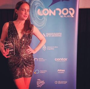 Jazmín Stuart Instagram - Anduvimos por la entrega de los premios Cóndor de Plata con la tribu de “Las buenas intenciones”, que se llevó unos cuantos ♥️. Me tocó ganar el de mejor actriz de reparto por un rol hermoso que @anitablaya me invitó a interpretar.
Lo dije ahí pero lo anoto por acá. Gracias Anita y a todes quienes hicieron la peli, gracias hijito por bancar tantos días y noches de madre en rodaje desde hace tantos años (sos mi faro, siempre), y un último deseo: que no nos convirtamos en un país que da la espalda a la cultura. 
Cultura es identidad, es el espejo que nos recuerda quienes somos. Es preciso seguir contándonos historias para no perdernos.
Necesitamos políticas de estado que fomenten un arte vivo, diverso, en crecimiento.
Hay grandes ideas, artistas sensibles y geniales y mucho público ávido de conocerles en las pantallas y escenarios, no sólo de Argentina, sino del mundo entero. 
La cultura no caduca.

#NoAlApagonCultural

.
.
.
@salsipuedesbsas 
@silvanadiazcabrera gracias por ese vestidito mágico.
Los aros los hizo la genia de Sole 🤍 @limidojoyas