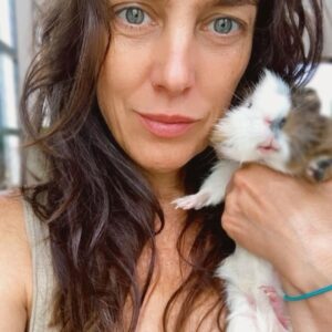Jazmín Stuart Instagram - Te amo para siempre animalito tan frágil y tan fuerte. Intrépido explorador de patios, jardines y recovecos. Rebelde, chillón, quilombero, sibarita de los tallos, cascaritas, frutas, verduras y alfalfas. Ratoncito mimoso, peluche calentito que me entibiaste los inviernos, tenerte a upa era como mi sueño de niña hecho realidad: un oso en miniatura.
La casa se siente silenciosa sin vos.
Te voy a extrañar mucho, Wasabi de mi corazón.