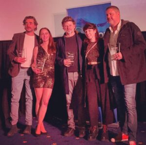 Jazmín Stuart Instagram - Anduvimos por la entrega de los premios Cóndor de Plata con la tribu de “Las buenas intenciones”, que se llevó unos cuantos ♥️. Me tocó ganar el de mejor actriz de reparto por un rol hermoso que @anitablaya me invitó a interpretar.
Lo dije ahí pero lo anoto por acá. Gracias Anita y a todes quienes hicieron la peli, gracias hijito por bancar tantos días y noches de madre en rodaje desde hace tantos años (sos mi faro, siempre), y un último deseo: que no nos convirtamos en un país que da la espalda a la cultura. 
Cultura es identidad, es el espejo que nos recuerda quienes somos. Es preciso seguir contándonos historias para no perdernos.
Necesitamos políticas de estado que fomenten un arte vivo, diverso, en crecimiento.
Hay grandes ideas, artistas sensibles y geniales y mucho público ávido de conocerles en las pantallas y escenarios, no sólo de Argentina, sino del mundo entero. 
La cultura no caduca.

#NoAlApagonCultural

.
.
.
@salsipuedesbsas 
@silvanadiazcabrera gracias por ese vestidito mágico.
Los aros los hizo la genia de Sole 🤍 @limidojoyas