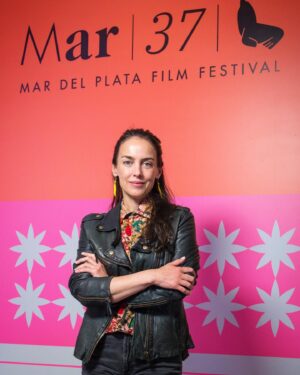 Jazmín Stuart Instagram - Cuando supe que @anitablaya iba a dirigir la adaptación de “La uruguaya”, la novela de Pedro Mairal, sentí ganas inmediatas de formar parte, acompañar de la forma que fuera. Es que con Anita veníamos de hacer “Las buenas intenciones”, y la experiencia había sido hermosa, conmovedora, así como todo lo que hace ella.
“La uruguaya” se acaba de estrenar en Competencia Internacional en @mardelplataff y reencontrarnos para compartirla con el público fue tan lindo como filmarla. 
Respirar un poco de mar, ver una programación de películas personales, originales, historias de otras partes del mundo, una belleza que revitaliza las ganas de hacer cine para siempre.
Que lindo volver a verles @anitablaya @joaco_mborchex @arzenosebastian @fiorellapedrazzini @comunidad.orsai @nos.audiovisual y tantos amigues más.
Que viva el cine 🎬🌎♥️