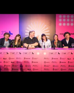 Jazmín Stuart Instagram - Cuando supe que @anitablaya iba a dirigir la adaptación de “La uruguaya”, la novela de Pedro Mairal, sentí ganas inmediatas de formar parte, acompañar de la forma que fuera. Es que con Anita veníamos de hacer “Las buenas intenciones”, y la experiencia había sido hermosa, conmovedora, así como todo lo que hace ella.
“La uruguaya” se acaba de estrenar en Competencia Internacional en @mardelplataff y reencontrarnos para compartirla con el público fue tan lindo como filmarla. 
Respirar un poco de mar, ver una programación de películas personales, originales, historias de otras partes del mundo, una belleza que revitaliza las ganas de hacer cine para siempre.
Que lindo volver a verles @anitablaya @joaco_mborchex @arzenosebastian @fiorellapedrazzini @comunidad.orsai @nos.audiovisual y tantos amigues más.
Que viva el cine 🎬🌎♥️
