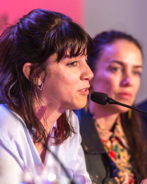Jazmín Stuart Instagram - Cuando supe que @anitablaya iba a dirigir la adaptación de “La uruguaya”, la novela de Pedro Mairal, sentí ganas inmediatas de formar parte, acompañar de la forma que fuera. Es que con Anita veníamos de hacer “Las buenas intenciones”, y la experiencia había sido hermosa, conmovedora, así como todo lo que hace ella.
“La uruguaya” se acaba de estrenar en Competencia Internacional en @mardelplataff y reencontrarnos para compartirla con el público fue tan lindo como filmarla. 
Respirar un poco de mar, ver una programación de películas personales, originales, historias de otras partes del mundo, una belleza que revitaliza las ganas de hacer cine para siempre.
Que lindo volver a verles @anitablaya @joaco_mborchex @arzenosebastian @fiorellapedrazzini @comunidad.orsai @nos.audiovisual y tantos amigues más.
Que viva el cine 🎬🌎♥️