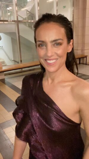 Jazmín Stuart Instagram - Un paseito por los premios Cóndor, la alegría de estar nominada con compañeras gigantes, encontrarme con esa comunidad audiovisual llena de amigues que es la más genial y adorable del universo, un oasis en medio del caos. Qué buenas series y que hermosos equipos detrás. ❣️
.
.
.
Gracias @burgos_punto_com por el pelo y el make up y @julian_rugolo por ese vestído mágico. Les ♥️.