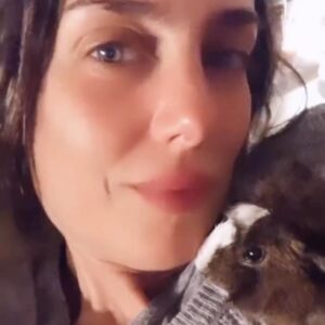 Jazmín Stuart Instagram - Te amo para siempre animalito tan frágil y tan fuerte. Intrépido explorador de patios, jardines y recovecos. Rebelde, chillón, quilombero, sibarita de los tallos, cascaritas, frutas, verduras y alfalfas. Ratoncito mimoso, peluche calentito que me entibiaste los inviernos, tenerte a upa era como mi sueño de niña hecho realidad: un oso en miniatura.
La casa se siente silenciosa sin vos.
Te voy a extrañar mucho, Wasabi de mi corazón.