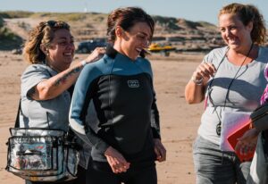 Jazmín Stuart Instagram - Terminamos el rodaje de MEDUSA y todavía no encuentro palabras para describir lo que fue esta odisea que llevó 3 meses y medio de rodaje pero para mi significó casi 1 año de mi vida (y sigue!)
Solo puedo decir GRACIAS a esta tribu llena de amor, talento y empuje con la que volvería a laburar mil veces más.
Fui feliz cada jornada, lo disfruté sabiendo que era una experiencia única. No es común emprender algo tan inmenso, desafiante y épico. Luchamos contra un millón de obstáculos, pero siempre fuimos de la mano, cubriéndonos las espaldas y abrazándonos después de cada batalla.
Me llevo todo lo que aprendí de cada une. Me enseñaron un montón. 
Y sobre todas las cosas, valoro la humanidad, la camaradería, y el entusiasmo que nos sostuvo hasta el final. El amor por nuestro trabajo, que siempre pudo contra cualquier adversidad.
Gracias, gracias, gracias por poner el cuerpo y el corazón.
Les quiero para siempre.

.
.
@solevillamilok @candelivetrano @gastondalmau @violeurtizberea @soyjoaquinf @moraperetti_ @martinslipak @abadimariaok @flordyszel @felix__santamaria @mericanale @moroanghileri @valenpetrilli_ @juanignaciocane @franciscodonovan @johannachiefo @facuespinosaok @elpumagoityok @fabianarenillas 
.
@bazillogonzalo @natxuferre @liliepopovich @jan.zolo @flor.orce @mi.garcia @carcaliani @lanati_h 
.
@ferlorenzale @machigoth @marianlaguzzi @mariano.maximovicz @jesica.jotabe @annakarenph @valtochi @furytia @joydrago @cinti.pinasco @girbinoa y todo el equipo de cámara, grip, eléctricos, drone. 📸@agussballes
.
@hernanseverino @juan_i_t_ @lucas.tartaglia @baldino.lara @joacodb y Santi.
.
@lachancha1 @juan_ignacio_garri @agusgoni @can3d2 , Nico “Niño” Giorgis, Peto, Joaco, Agus,, Gaby y equipo de producción.
.
@sebaroses @jimenamejuto y todo el equipo de arte
.
@burgos_punto_com @inesoloine @lujan_villavicencio 
.
@monica.toschi @jackieesuarez @florpintog @taniagalli y Ingrid
.
@wesley_felixx @jojojollobet y equipo de montaje y post.
.
El equipo sheriff covid, les amigues de catering, camiones y traslados.
.
@juampamiller y toda la gente hermosa de @tareafinacine 
.
@artindez_guion @loqueveoloposteo 
.
@valepuccio y el equipo increíble de @vis_global y @paramountplusla