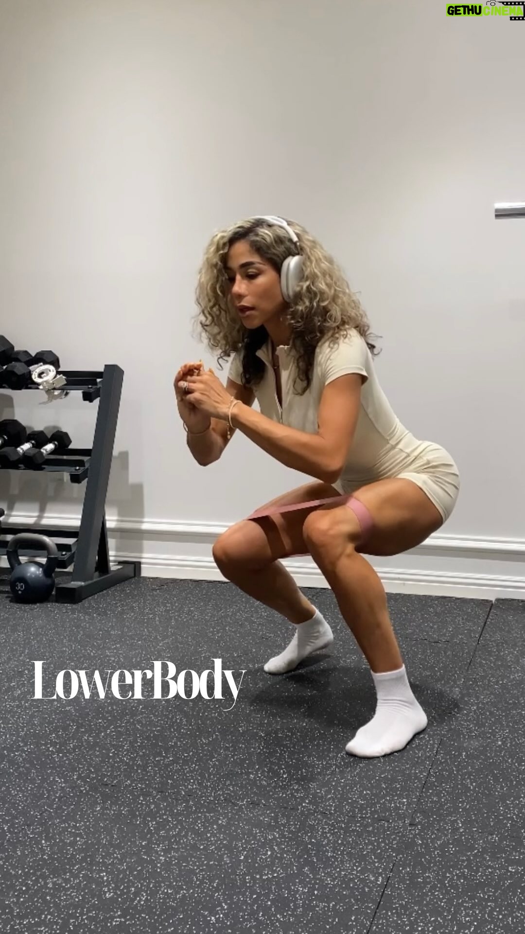 Jazmin Johnson Instagram - It’s no secret that our world is going through A LOT, what I love about fitness is that it’s a GOOD distraction. Engaging in workouts can serve as a healthy distraction from the thoughts and feelings that negatively impact you. It also triggers the release of endorphins which can elevate your mood and reduce feelings of sadness. Praying for the world right now and leaning on the things that have a positive impact. Like spreading love and staying healthy 🙏🏼🤍 Give my workout of the day a try✨ 3-4 rounds of everything 10-12 reps Choose a challenging weight that doesn’t compromise your form 👍🏼 #workout #workoutmotivation #fitspo #jumpsuit #gymootd #ootd #fitchick #legday #legworkout #lowerbodyworkout