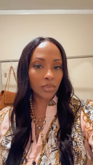 Jazsmin Lewis Instagram - New character alert!!! Got the immense pleasure of going back (again) to work with my very first EP (boss) @bentleyevans on his new series. It’s the most fun I’ve had playing a character in a long time. The show is hysterical and the cast is incredible. Will let u all in on more soon but until then, meet Gwen. She’s crazy,sexy, crazy and she’s a blast. Stay tuned. #newseries #tv #actor