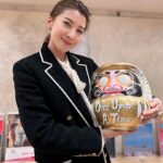 Jeanette Aw Instagram - I painted my very first Daruma doll in 2017 and I later featured it in my short film, Senses. Over the years, I’ve received several Daruma dolls. A few really special ones would be a custom made Daruma wearing the Le Cordon Bleu chef whites, one looking like a merlion, and a big gold one in my patisserie, with Once Upon A Time inscribed on it, gifted by the Daruma master himself. Other than being a symbol of good luck, do you know people often make a wish on a Daruma doll as well? You fill in the left eye of the Daruma while making a wish and when your wish is fulfilled, you fill in the other eye. 🤓