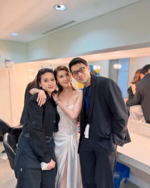 Jeanette Aw Instagram - I absolutely loved the moments on stage with mummy @xiang_yun_ She’s such an amazing person, someone I respect and love ❤️

Big love to my team for always making me shine.
💃🏻 @ojnjenine @bronxandbanco @jimmychoo
💇🏻‍♀️ @gandavid_davidgan
💋 @elainlkw @diorbeauty
📸 @bryanfoong
🤓 @bao_peektures

Thank you @cartier for dressing me in your beautiful High Jewellery, unique pieces that I’m so honoured to be wearing. @claytheodore @searchingforfiona