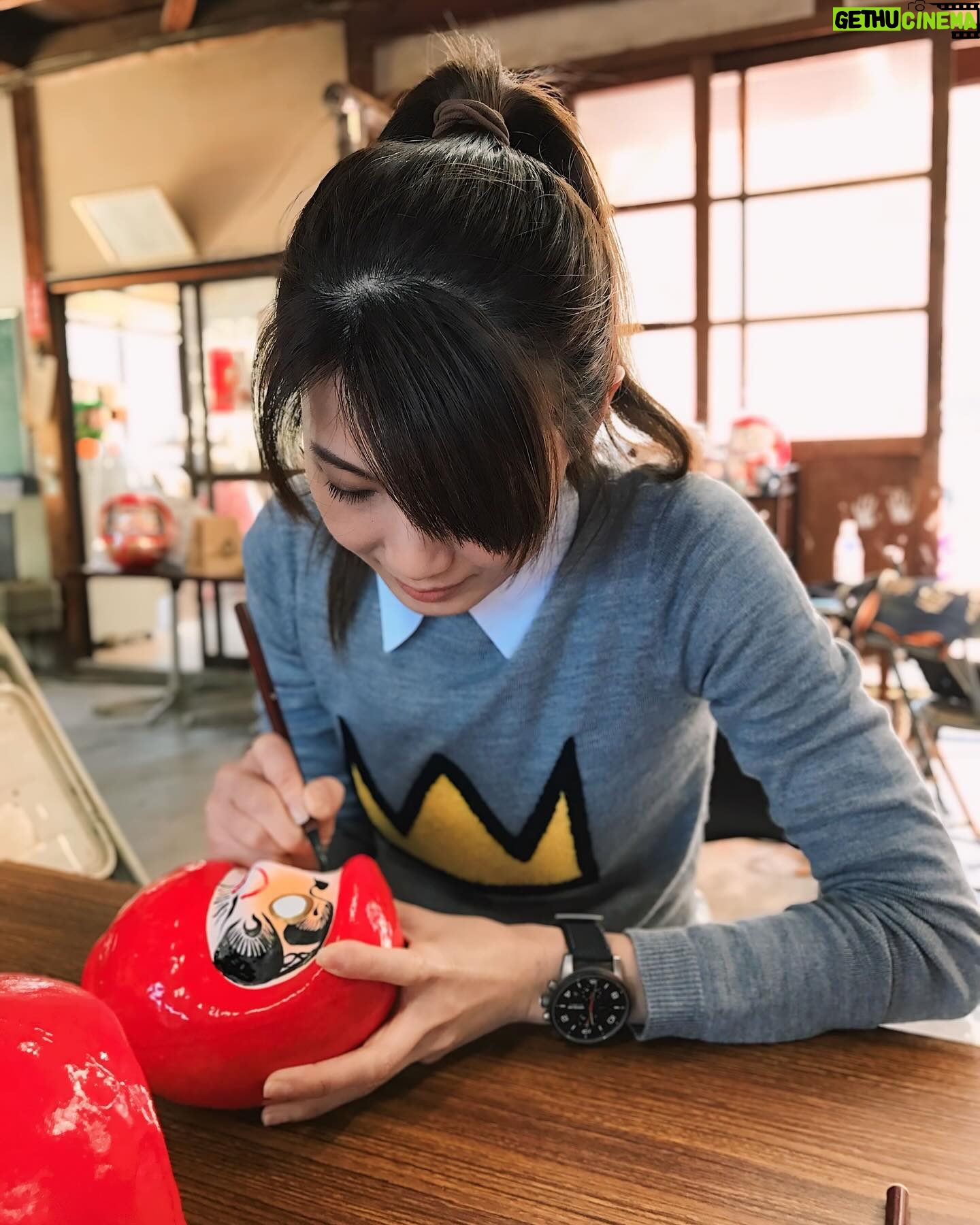 Jeanette Aw Instagram - I painted my very first Daruma doll in 2017 and I later featured it in my short film, Senses. Over the years, I’ve received several Daruma dolls. A few really special ones would be a custom made Daruma wearing the Le Cordon Bleu chef whites, one looking like a merlion, and a big gold one in my patisserie, with Once Upon A Time inscribed on it, gifted by the Daruma master himself. Other than being a symbol of good luck, do you know people often make a wish on a Daruma doll as well? You fill in the left eye of the Daruma while making a wish and when your wish is fulfilled, you fill in the other eye. 🤓