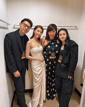 Jeanette Aw Instagram - I absolutely loved the moments on stage with mummy @xiang_yun_ She’s such an amazing person, someone I respect and love ❤️

Big love to my team for always making me shine.
💃🏻 @ojnjenine @bronxandbanco @jimmychoo
💇🏻‍♀️ @gandavid_davidgan
💋 @elainlkw @diorbeauty
📸 @bryanfoong
🤓 @bao_peektures

Thank you @cartier for dressing me in your beautiful High Jewellery, unique pieces that I’m so honoured to be wearing. @claytheodore @searchingforfiona