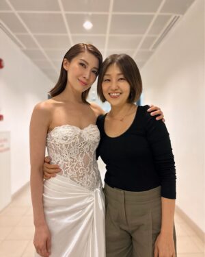 Jeanette Aw Instagram - I absolutely loved the moments on stage with mummy @xiang_yun_ She’s such an amazing person, someone I respect and love ❤️

Big love to my team for always making me shine.
💃🏻 @ojnjenine @bronxandbanco @jimmychoo
💇🏻‍♀️ @gandavid_davidgan
💋 @elainlkw @diorbeauty
📸 @bryanfoong
🤓 @bao_peektures

Thank you @cartier for dressing me in your beautiful High Jewellery, unique pieces that I’m so honoured to be wearing. @claytheodore @searchingforfiona