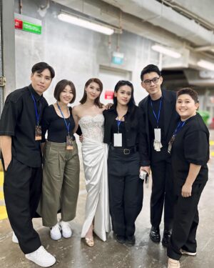 Jeanette Aw Instagram - I absolutely loved the moments on stage with mummy @xiang_yun_ She’s such an amazing person, someone I respect and love ❤️

Big love to my team for always making me shine.
💃🏻 @ojnjenine @bronxandbanco @jimmychoo
💇🏻‍♀️ @gandavid_davidgan
💋 @elainlkw @diorbeauty
📸 @bryanfoong
🤓 @bao_peektures

Thank you @cartier for dressing me in your beautiful High Jewellery, unique pieces that I’m so honoured to be wearing. @claytheodore @searchingforfiona
