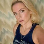 Jeanette Biedermann Instagram – #💛 „In Ungewissheit liegt viel Freiheit, lerne sie zu lieben, andere sind im Trott gefangen, du lernst gerade fliegen“
Wir wissen nie, was morgen kommt, was die Zukunft bringt! Eigentlich fühlt sich das wie eine Wundertüte an. Wenn man das Leben also als Wundertüte betrachtet, kann man jeden Tag mit einem Wunder überrascht werden. Und ist jeden Tag gleichermaßen,freudig gespannt auf dieses Wunder, eigentlich ein wunderschöner Gefühlszustand! Oder? #sonntagabendgedanke #🤔
Ich wünsche euch einen guten Start in die neue Woche! Voller kleiner Wunder und schöner Begegnungen! #🤗
#jeanettebiedermann #musik #sonntagabendinberlin #abendsonneüberberlin #neuelieder #inspiration #🫠 #liebezumleben #liebezumir #lifeiswonderful #💝