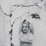 Jeanette Biedermann Instagram – Steine werden nicht aus dem Weg geträumt. #☀️ 

Schönen Frühlingssonntag! #💖 Für mich geht es wieder ins Studio! Musik, Musik!! #🎵 Was macht ihr heute Schönes?

#jeanettebiedermann #musik #💞 #blackandwhitephotography