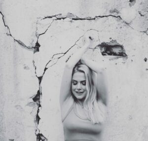 Jeanette Biedermann Instagram - Steine werden nicht aus dem Weg geträumt. #☀️ 

Schönen Frühlingssonntag! #💖 Für mich geht es wieder ins Studio! Musik, Musik!! #🎵 Was macht ihr heute Schönes?

#jeanettebiedermann #musik #💞 #blackandwhitephotography