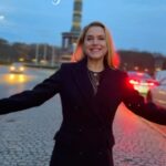 Jeanette Biedermann Instagram - In der Dämmerung durch Berlin und immer ein Lied auf den Lippen! „Sing!“ Out Now! #💙 #jeanettebiedermann #musik #neuersong #sing #berlin