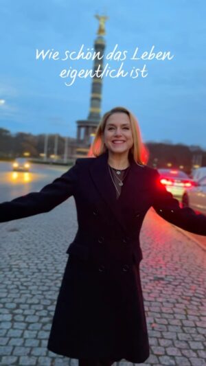 Jeanette Biedermann Instagram - In der Dämmerung durch Berlin und immer ein Lied auf den Lippen! „Sing!“ Out Now! #💙 #jeanettebiedermann #musik #neuersong #sing #berlin