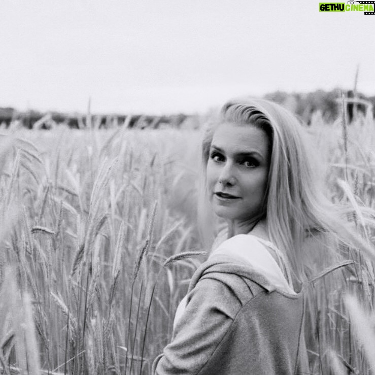 Jeanette Biedermann Instagram - #🌾 #💛 Habt ihr schon mal was von „Glimmer“ gehört? Glimmer sind das Gegenteil von „Trigger“ und die kleinen Momente, die in dir Freude und inneren Frieden auslösen. In diesem Sinne wünsche ich euch eine tolle, neue Woche mit ganz viel Glimmer #✨ #🤩 #jeanettebiedermann #glimmer #montagsmotivation #☀️